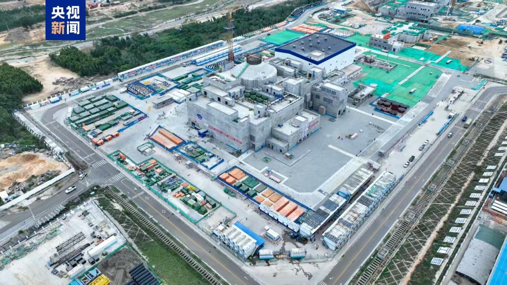 Linglong One small reactor main pump being positioned