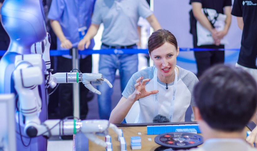 Audience experiencing Lingchu Intelligence's mahjong robot at WAIC.