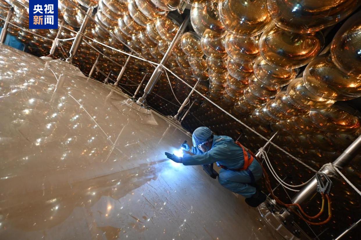 Acrylic sphere and photomultiplier tubes inside the center detector