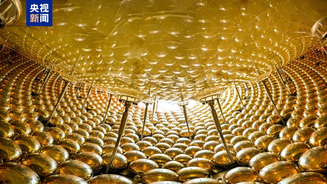 Acrylic sphere and photomultiplier tubes inside the center detector