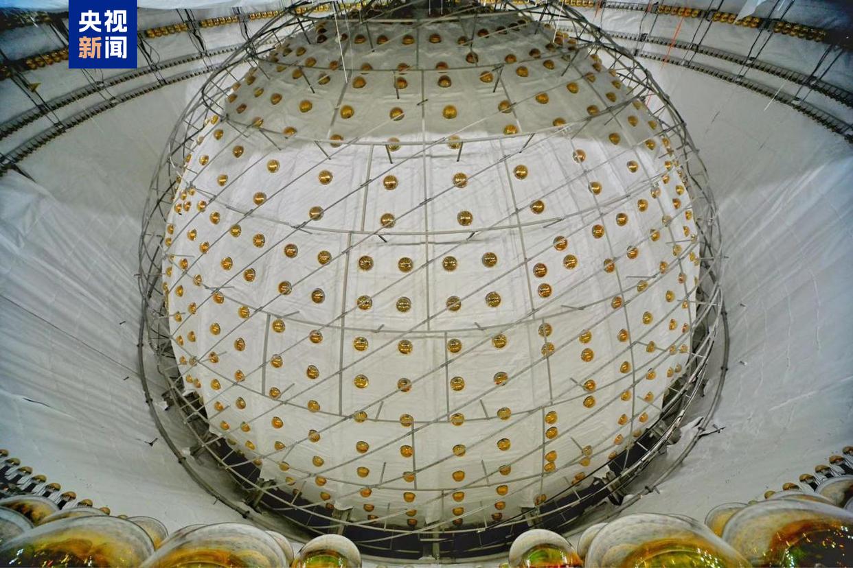 Center detector inside the water pool (not yet filled with water)