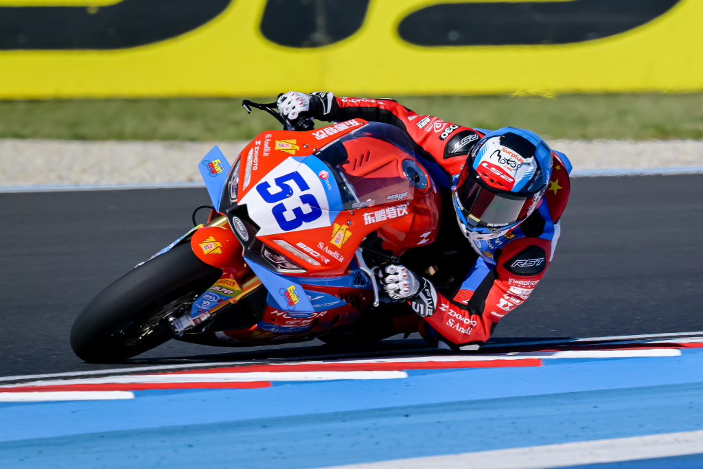 Valentin Debise racing for Zhang Xue MSK